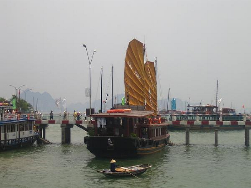 Halong bay cruise ship